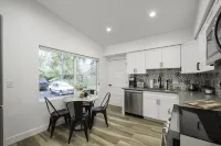 Renovated 2BR/1BA Flat Close to 25th Street Fun
