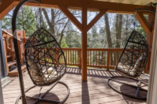 Family & Pet Friendly Cabin w/ AC in Lake Arrowhead w/ Private Lake Trail Access