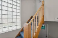 Spacious, Sunny and Clean Apartment 25 min from Downtown Chicago
