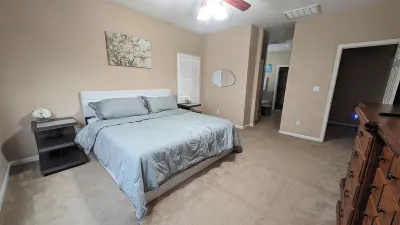 Charming 3-bedroom house with AC & WiFi in beautiful Visalia near National Parks Hotels near Key west