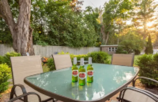 Cozy Cottage near Lake & Skiing, Hot Tub, fireplace & Fire-pit, Pets Allowed