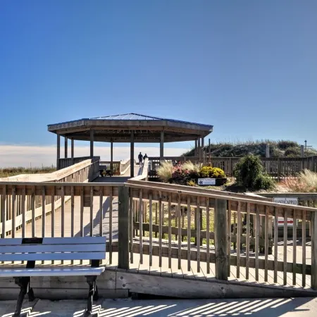 2nd Row House - 2 min walk to beach, oversized screened porch and ready for fun