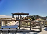 2nd Row House - 2 min walk to beach, oversized screened porch and ready for fun