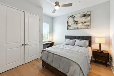 Beautiful Modern NOLA  Condo- Bywater Area. Off Street Gated & Reserved Parking Hotels in 