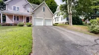 Spacious 4-bedroom house in charming Worcester with AC, WiFi - บังกะโล