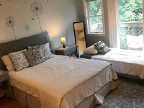 Newly refurbished, Sunny bright In-law suite.15 minute easy drive to Boston Hotels in Watertown