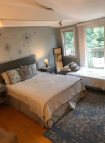 Newly refurbished, Sunny bright In-law suite.15 minute easy drive to Boston Hotels near Mount Auburn Cemetery