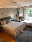 Newly refurbished, Sunny bright In-law suite.15 minute easy drive to Boston