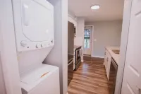 Modern, Bright Retreat  for Couples and Business Travel - King Bed