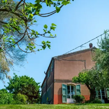 Large country house with private swimming pool and tennis court, 12 hectares