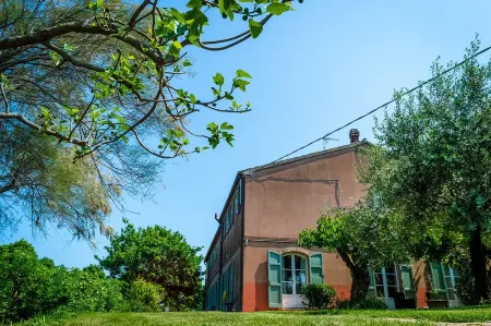 Large country house with private swimming pool and tennis court, 12 hectares