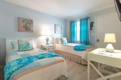 2 BD/ 2BA.  Just steps to Beach, Walk to 3rd St South