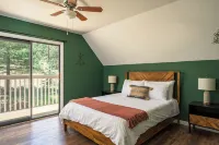 Pet Friendly Mountain Getaway w/ Hot Tub & Game room