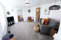 Modern & Private-Outdoor Theatre, A/C, King Bed