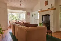 Beautiful Architecturally Designed Cottage in Blue Mountains w/ Valley Views