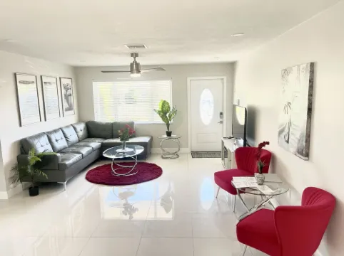 Clean and modern 2BR/2Bath Jacuzzi home, beautiful Patio, minutes from the beach Hotels in Oakland Park