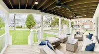Modern farmhouse with Wraparound Porch Near the Lake! Hotels in Green Lake