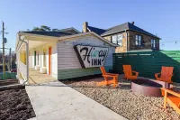 Mid-Century Themed Hotel Room in Fayetteville, AR - The Clementine on College #3