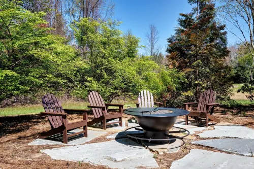 Charming Cashiers Cottage with View of Chimney Rock Adjoining High Hampton