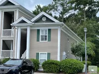 3 Bed/3 Bath Remodeled End Unit & 5 min to Beach! Pet Friendly!!