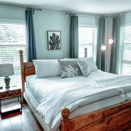 Chic downtown WP condo; 5 mins to slopes 🎿; walk to drinks🍹& dining, hot tub