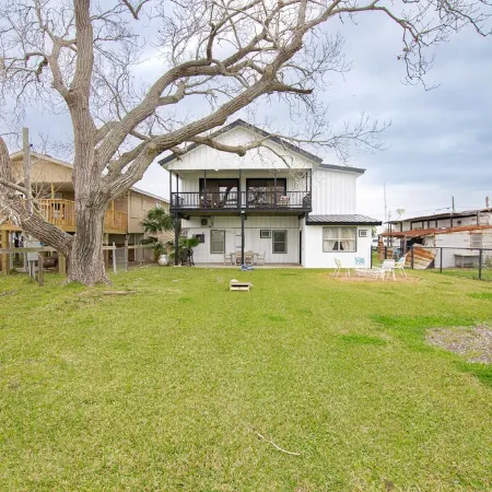 Spacious Vacation Home: Sleeps 16, 1/2 mi to Beach & Boat Ramp - Family Friendly
