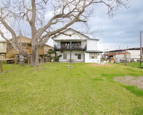Spacious Vacation Home: Sleeps 16, 1/2 mi to Beach & Boat Ramp - Family Friendly Hotels in Port O'Connor