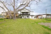 Spacious Vacation Home: Sleeps 16, 1/2 mi to Beach & Boat Ramp - Family Friendly