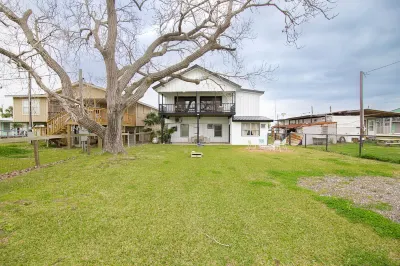 Spacious Vacation Home: Sleeps 16, 1/2 mi to Beach & Boat Ramp - Family Friendly
