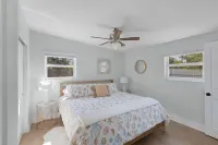 Sunshine Daydream Beach Bungalow. Walk to Beach! Great for Families! Firepit! - 2-Star