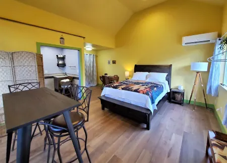 Sunshine Studio - Private apt and yard (eco, solar)