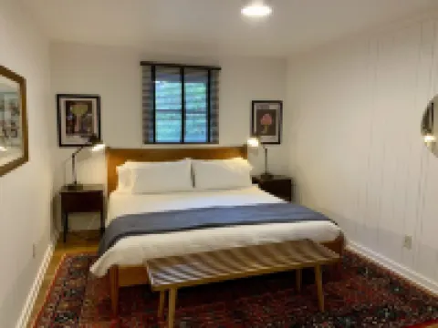 IN TOWN! 2 Blocks From Main Street. 2 Bedrooms/2 Baths. Free WiFi. Sleeps 4. Hotels in Highlands