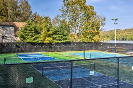 Hot Tub, Lakes, Ski Hill, Golf, Game Room & Endless Foliage, Dog Friendly