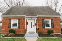 "The Carlisle" WARM MODERN STAY w/ Yard -Greyline