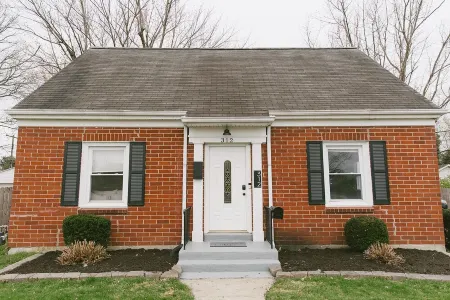 "The Carlisle" WARM MODERN STAY w/ Yard -Greyline