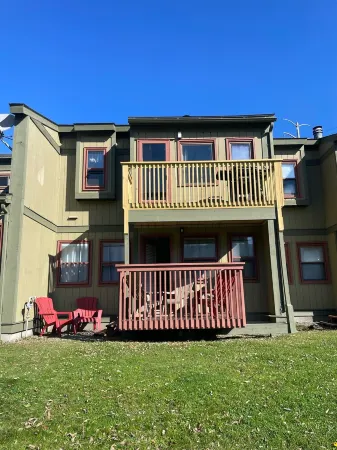 Newly Renovated Family Ski Condo Across the Street from Greek Peak Отели рядом с достопримечательностью «Greek Peak Mountain Resort»