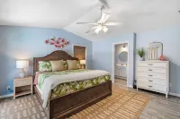 Fishcamp on 14th - Renovated & Walkable in Port Royal w/ Pool