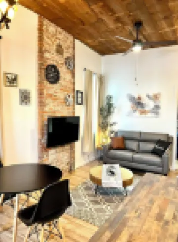 Chic & Cozy Downtown Apartment, Walk to Downtown, Restaurants, the Lake