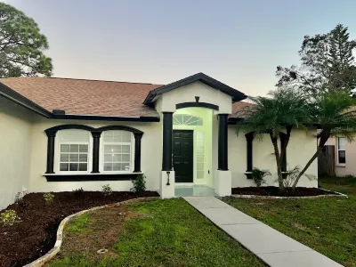 J&K Dream Home in Sarasota near of Siesta Key. Enjoy our modern, renovated house 퍼블릭 비치 액세스 9 주변 호텔