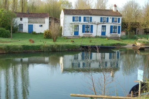 CHARMING GITE at the gates of the Marais Poitevin and Niort with private pool