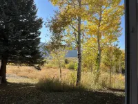 All season 5 BR, 5 BA house in mid-valley, 12 min to Baldy ski lifts