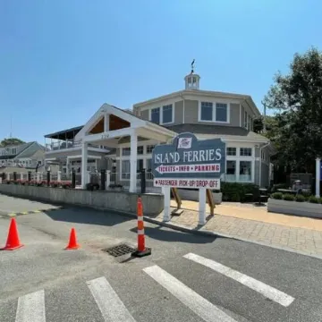 Beach, harbor, ferry & food-Prime Hyannis location