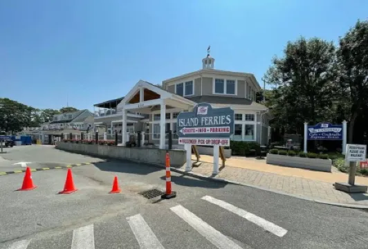 Beach, harbor, ferry & food-Prime Hyannis location