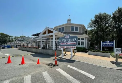 Beach, harbor, ferry & food-Prime Hyannis location