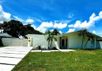 Pool,4-bedroom house ,family friendly, canal front