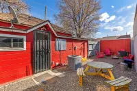 Downtown Burgundy Bungalow w/Fully Fenced Yard, AC, W/D, 3 Smart TVs, Fast WiFi