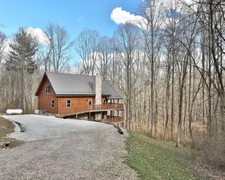 Almost Heaven Cabin at Trickle Creek in Hocking Hills 馬裏恩酒店