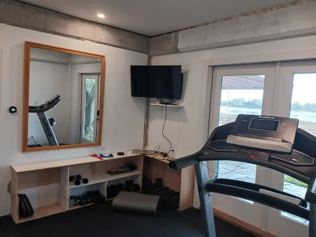 Riverfront house  with  kyacks  fire pit and gym Отели в г. Вэрхэм