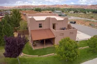 Sg1 Upscale Moab Condo with Hot Tub & Wrap-Around Deck with Views  Sleeps 6-8