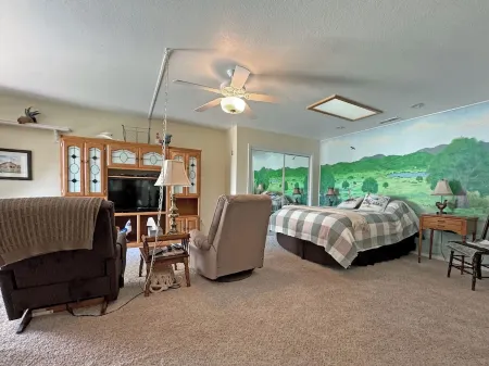 Cozy farmhouse studio, a chicken lovers dream!